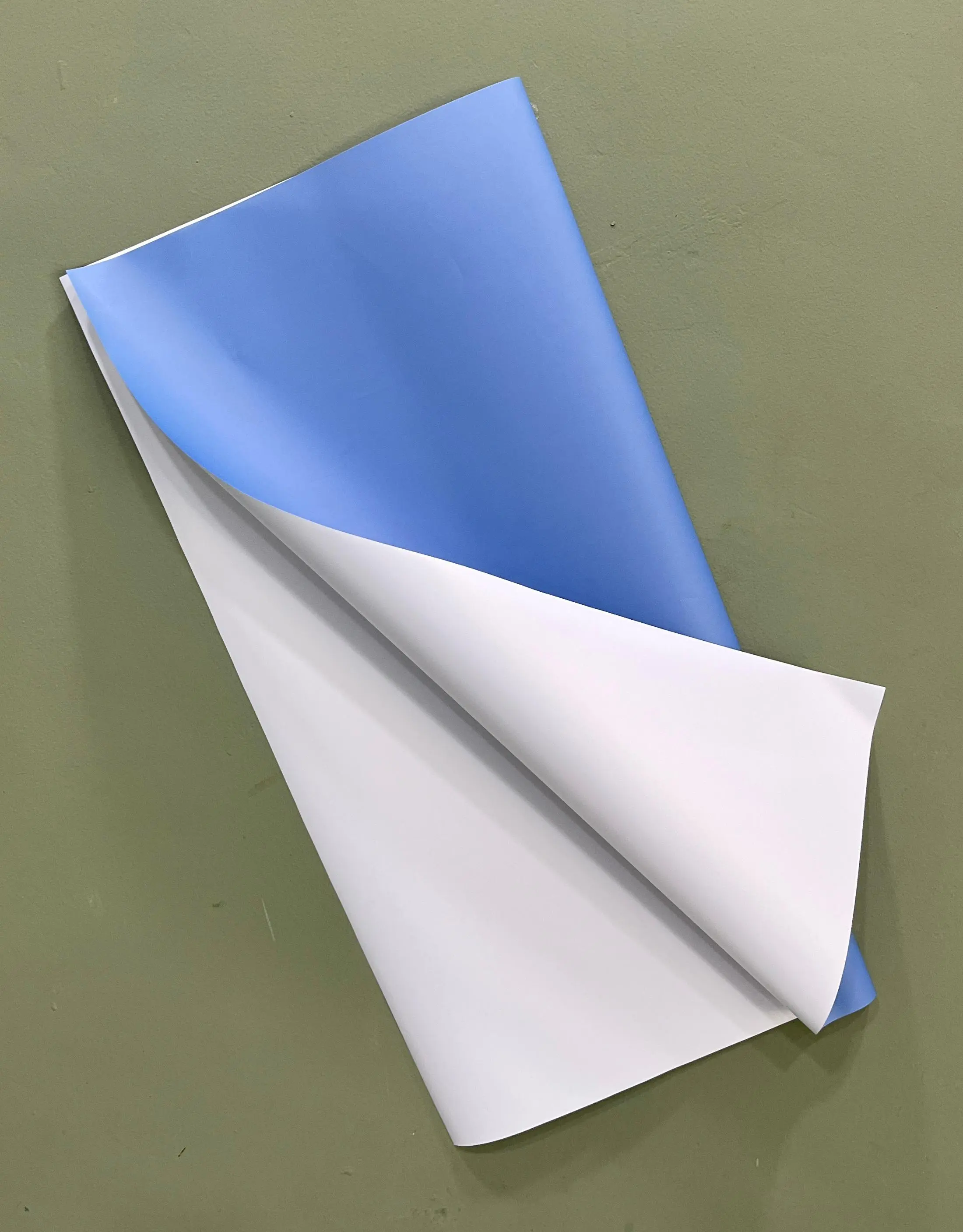 Kertas Bunga Cellophane Biru Navy Double Putih